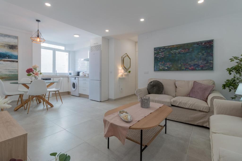 a living room with a couch and a table at Apartamento centrico Orive in Córdoba
