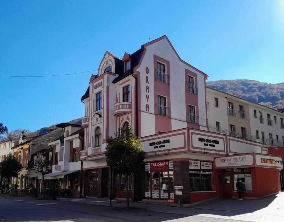 ein Gebäude auf einer Straße in einer Stadt in der Unterkunft Apartmany Orava in Trenčianske Teplice