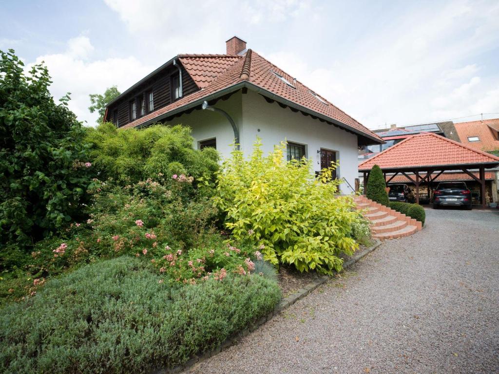 een huis met wat struiken en bloemen ervoor bij Haus Gartenstrasse in Merzig