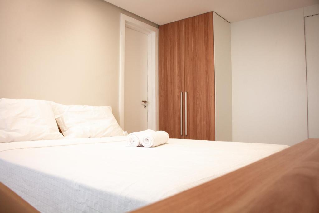 ein Schlafzimmer mit einem Bett mit zwei Handtüchern darauf in der Unterkunft Kariris Blue Tower in Crato