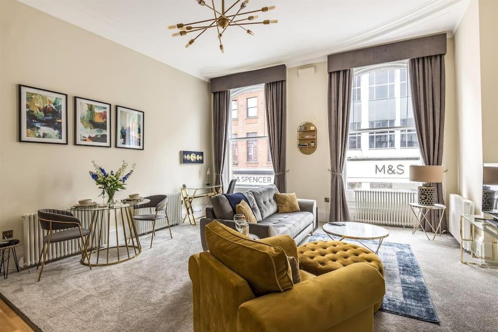 een woonkamer met een bank en een tafel bij Rowntree One - Stunning Apartment- Grade II listed in York