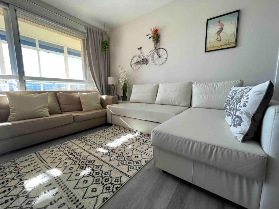 sala de estar con sofá y mesa en Amplio piso sierra. Bien comunicado con Madrid., 