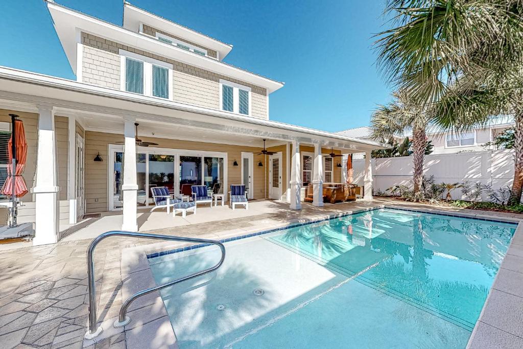 una piscina di fronte a una casa di Crystal Beach Subdivision Sea Glass Cottage a Destin