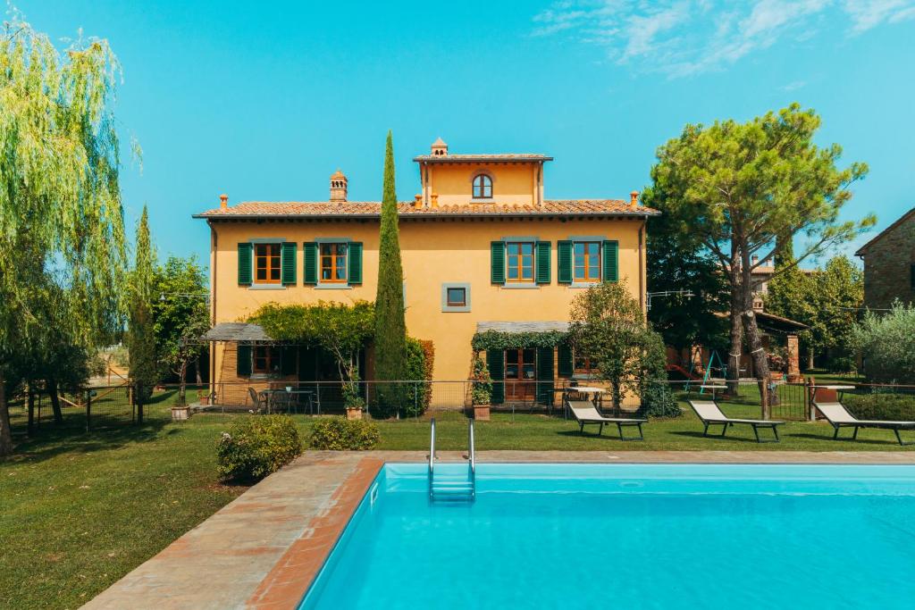 Bazén v ubytovaní Agriturismo Il Borgo alebo v jeho blízkosti