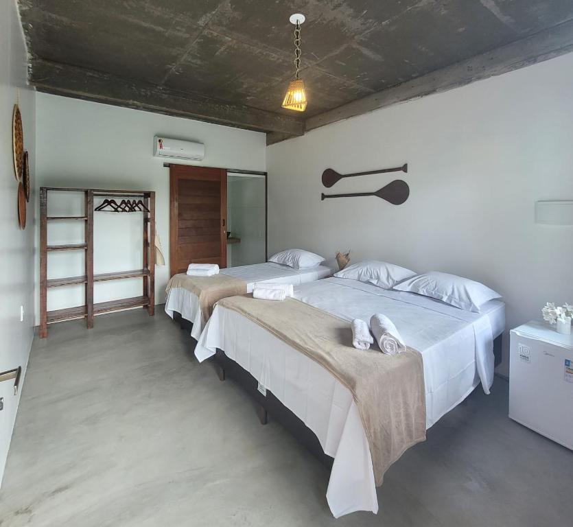 Habitación con 3 camas en una habitación en Pousada Tauari en Alter do Chao
