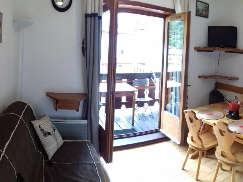 un salon avec un canapé et une table dans l'établissement Appartement 2 pièces pour 4 pers, exposé sud, proche télésiège et commodités, balcon, parking - FR-1-263-139, à Valloire