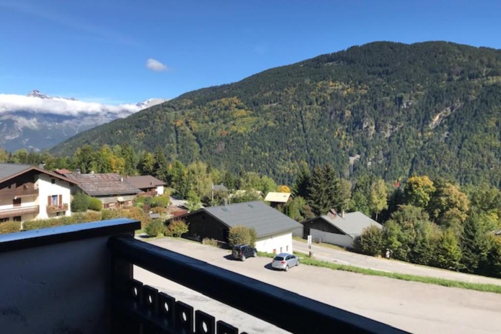 サン・ジェルヴェ・レ・バンにあるMezzanine studio with balcony ski-in ski-out chairlift 5 mins walkの山のある家のバルコニーからの眺め