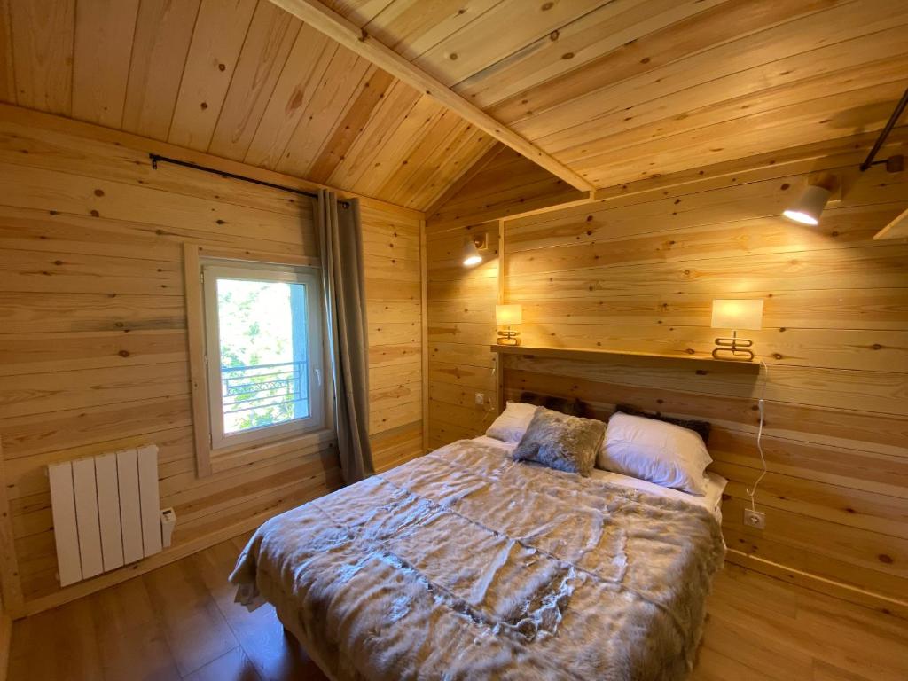 sypialnia z łóżkiem w drewnianym domku w obiekcie Magnifique T3, en plein centre du village w mieście Formiguères