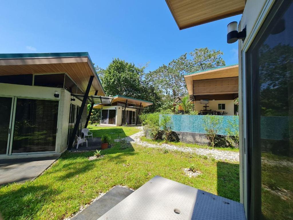Blick auf einen Hof mit einem Haus in der Unterkunft Eco Lung Hotel in Montezuma