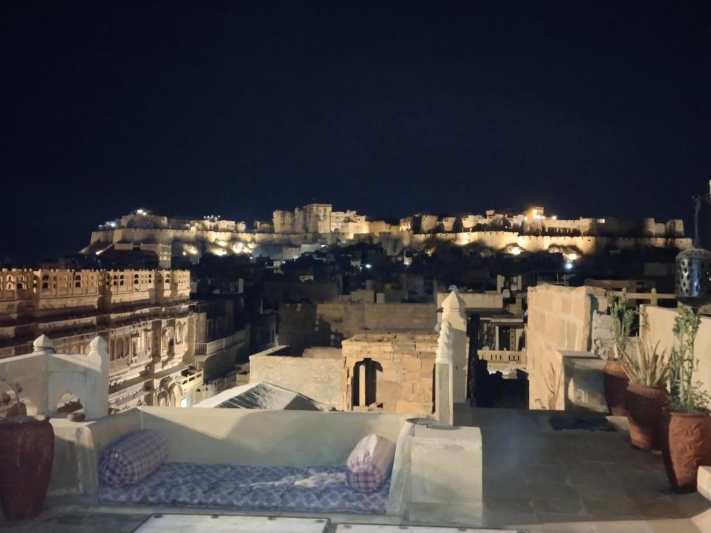 - une vue sur la ville la nuit dans l'établissement Killa Bhawan Lodge, à Jaisalmer
