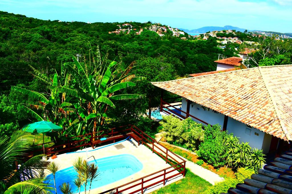 an overhead view of a swimming pool next to a house at pousada CASA 29 BÚZIOS in Búzios