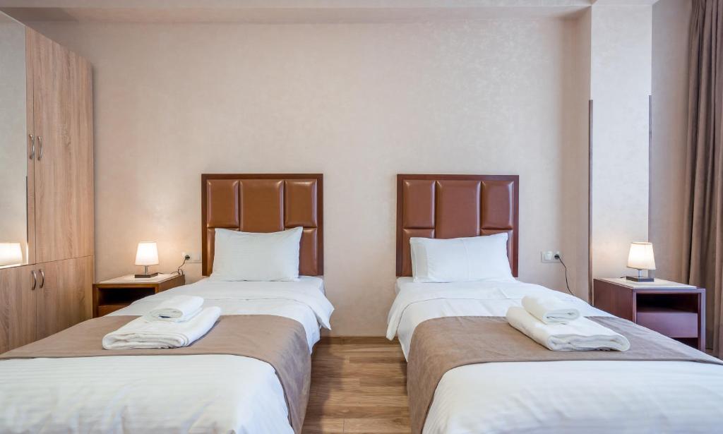 Postel nebo postele na pokoji v ubytování Aura Hotel Tbilisi