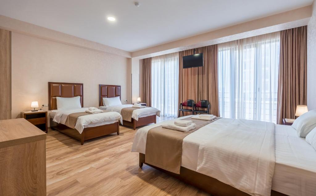 Postel nebo postele na pokoji v ubytování Aura Hotel Tbilisi
