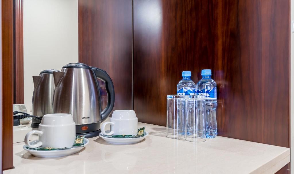 Příslušenství pro přípravu čaje a kávy v ubytování Aura Hotel Tbilisi