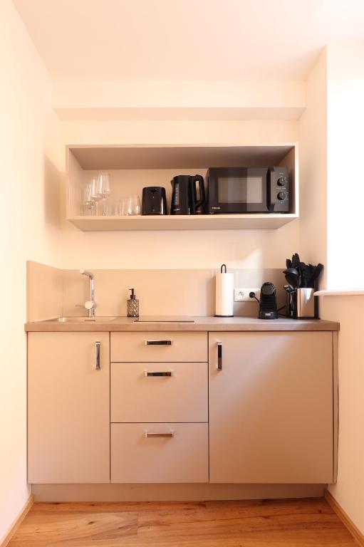Kuchyň nebo kuchyňský kout v ubytování Das Fischer Boardinghouse KF