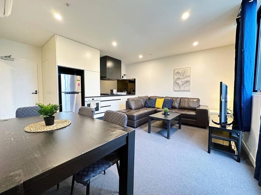 uma sala de estar com um sofá e uma mesa em Central CBD One Bedroom Modern Apt Near ChinaTown em Melbourne