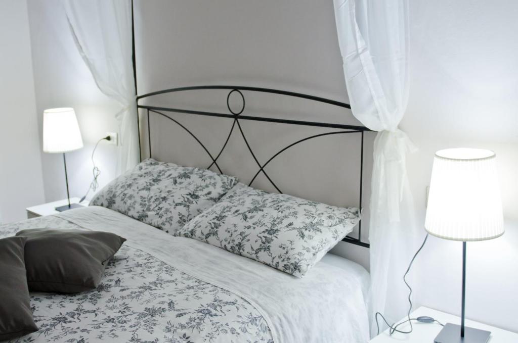 Un pat sau paturi într-o cameră la Dimora nel borgo