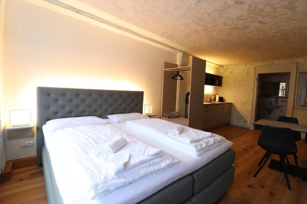 Postel nebo postele na pokoji v ubytování Das Fischer Boardinghouse KF