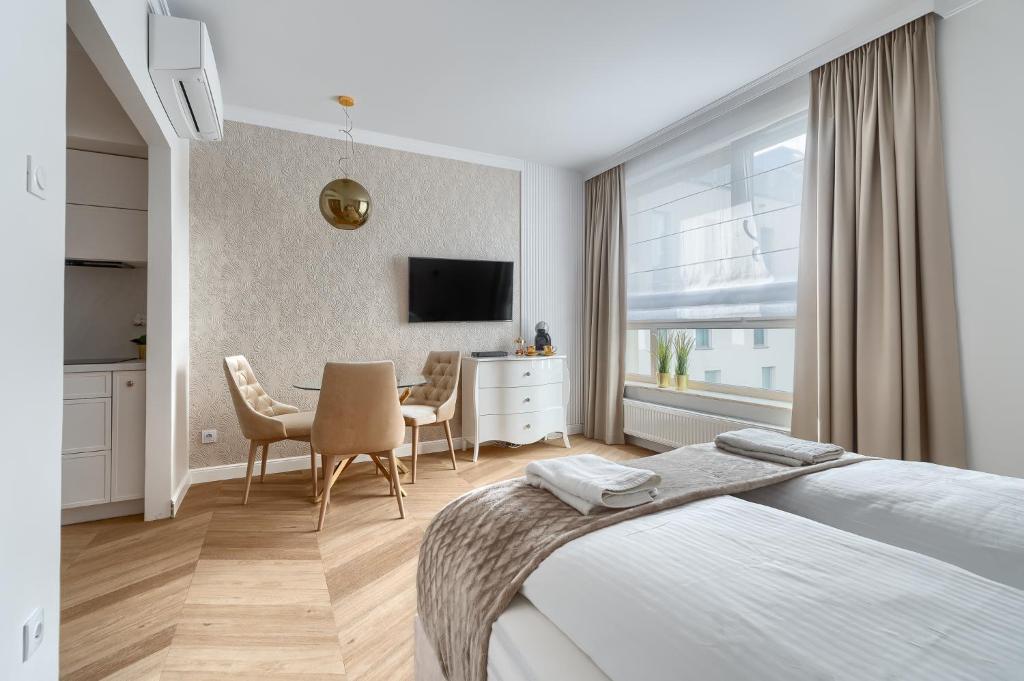 斯塞新的住宿－Apartament Gold LUX AIRCON，酒店客房,设有两张床和一张桌子,椅子