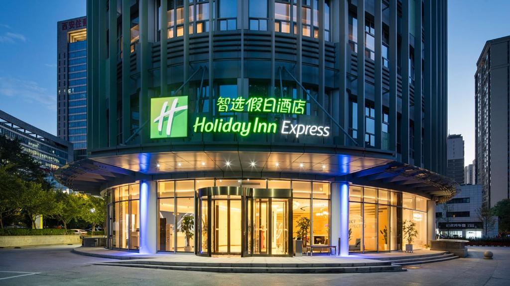 ein Gebäude mit einem Schild, das Urlaubsgasthaus Express liest in der Unterkunft Holiday Inn Express Xi'an Qujiang Center, an IHG Hotel in Xi'an