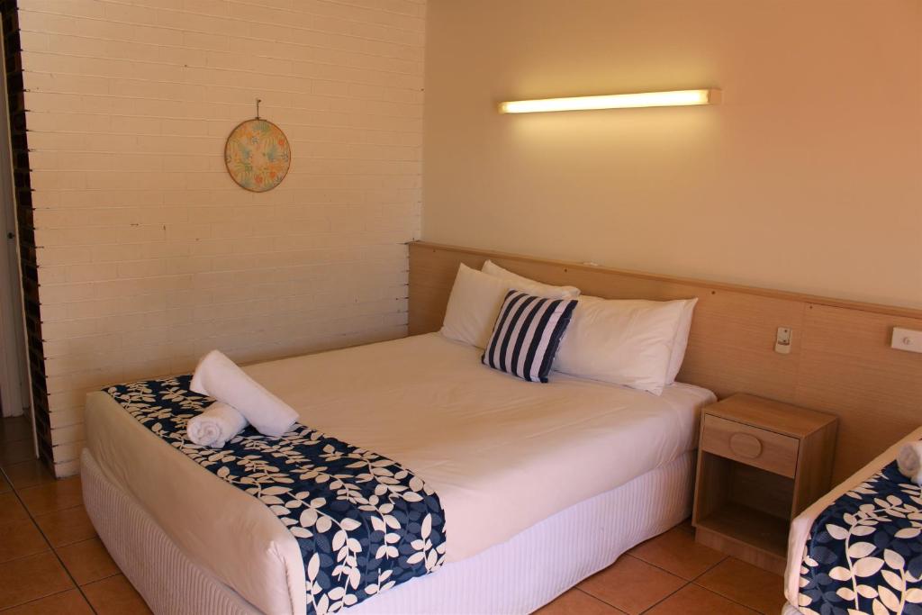Postel nebo postele na pokoji v ubytování Camden Motor Inn
