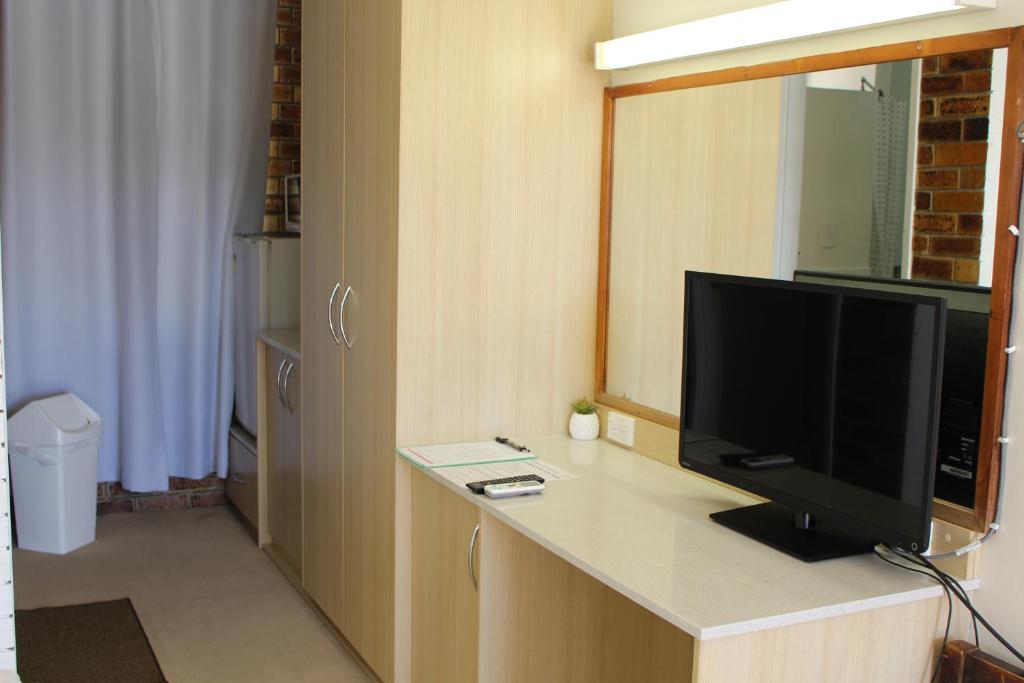 TV a/nebo společenská místnost v ubytování Camden Motor Inn