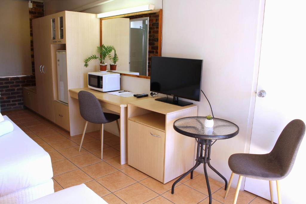 TV a/nebo společenská místnost v ubytování Camden Motor Inn