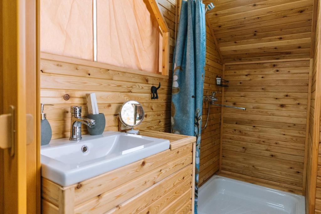 a bathroom with a sink and a shower at Гора Глэмпинг in Besqaynar