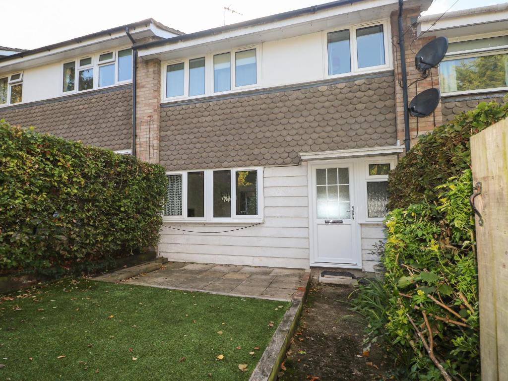 a house with a white door and a yard at 12 Parkers Hill in Thame