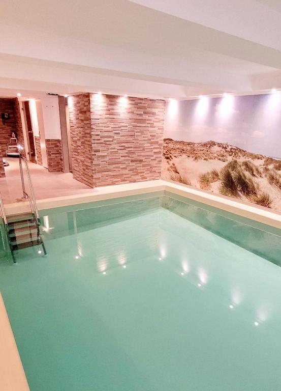 Bazén v ubytování Hotel Sylter Blaumuschel nebo v jeho okolí