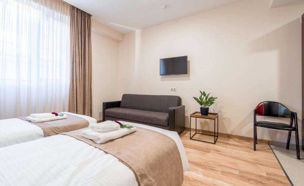 Postel nebo postele na pokoji v ubytování Aura Hotel Tbilisi