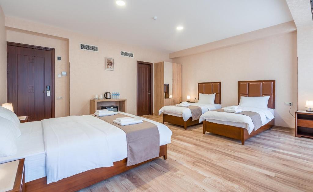 Postel nebo postele na pokoji v ubytování Aura Hotel Tbilisi
