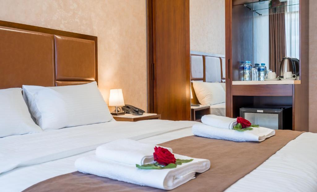 Postel nebo postele na pokoji v ubytování Aura Hotel Tbilisi