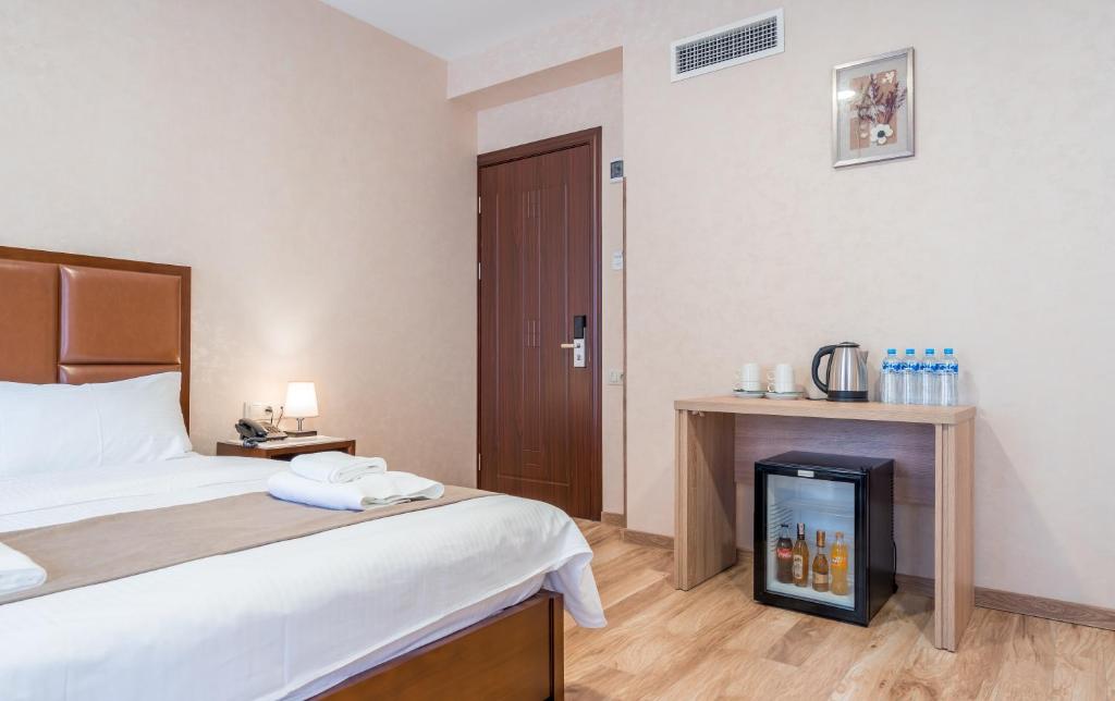Postel nebo postele na pokoji v ubytování Aura Hotel Tbilisi