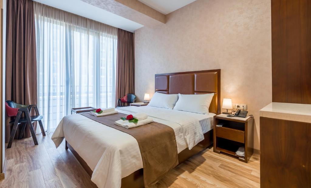 Postel nebo postele na pokoji v ubytování Aura Hotel Tbilisi