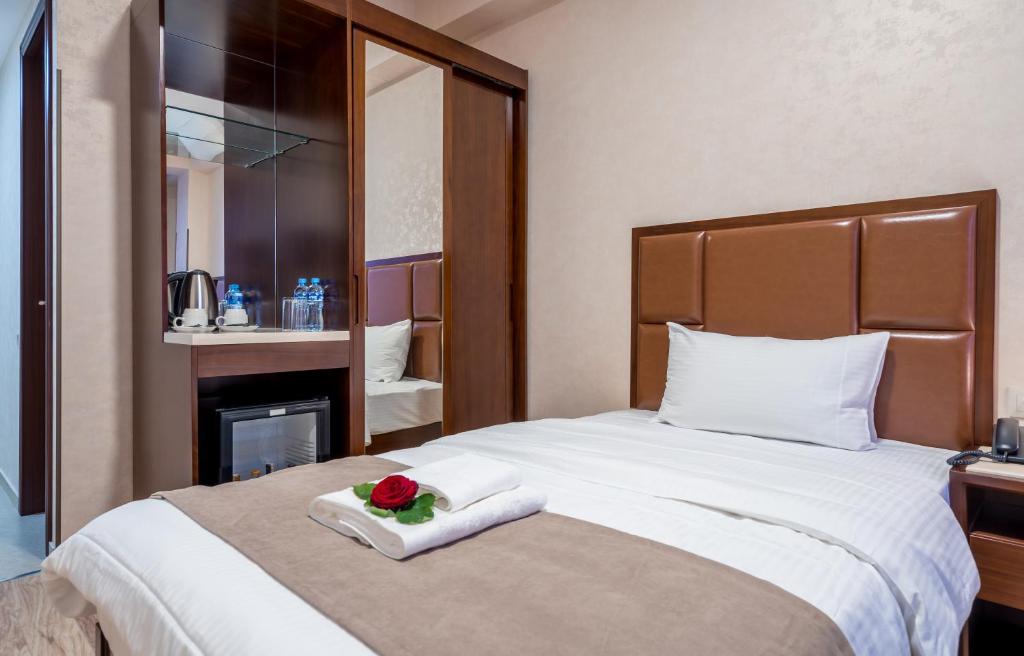 Postel nebo postele na pokoji v ubytování Aura Hotel Tbilisi