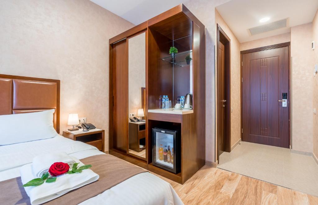 Postel nebo postele na pokoji v ubytování Aura Hotel Tbilisi