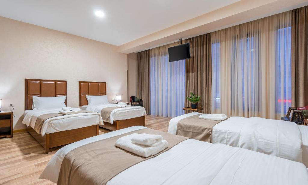 Postel nebo postele na pokoji v ubytování Aura Hotel Tbilisi