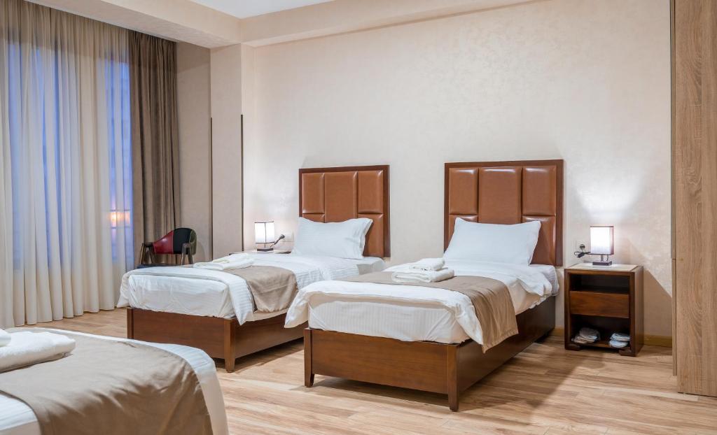 Postel nebo postele na pokoji v ubytování Aura Hotel Tbilisi