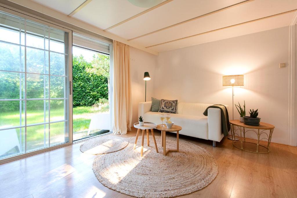 84, gelegen in het rustige & bosrijke Oisterwijk! Met privétuin - Two-Bedroom Chalet