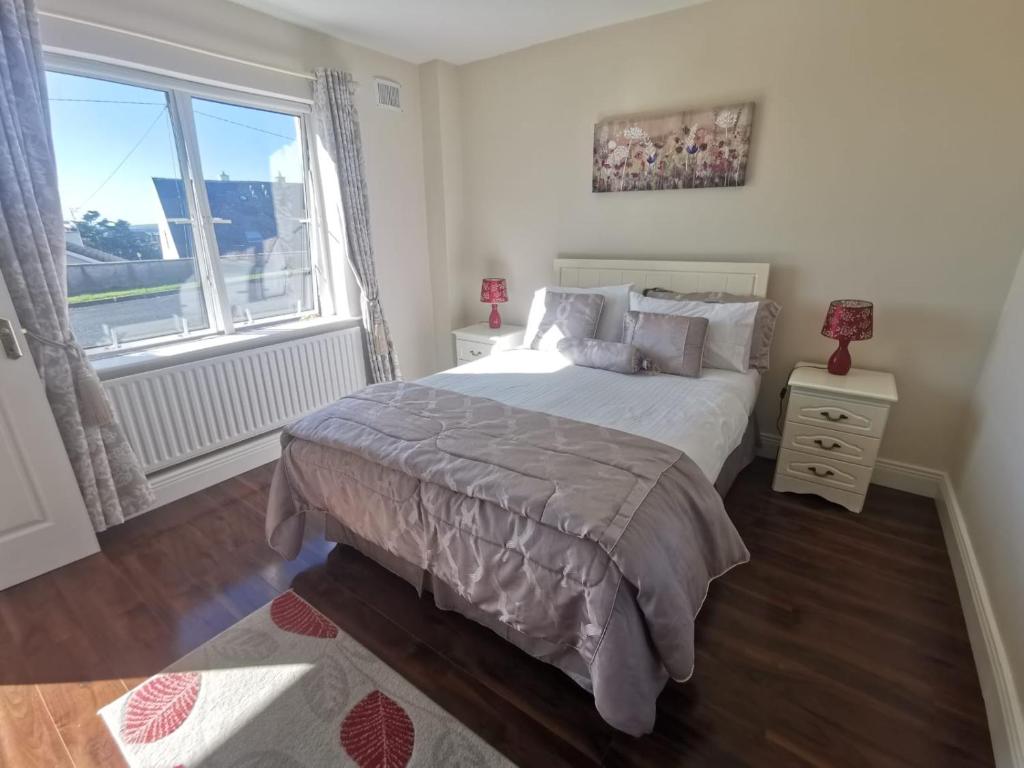 Postel nebo postele na pokoji v ubytování Molly's Cottage Lahinch