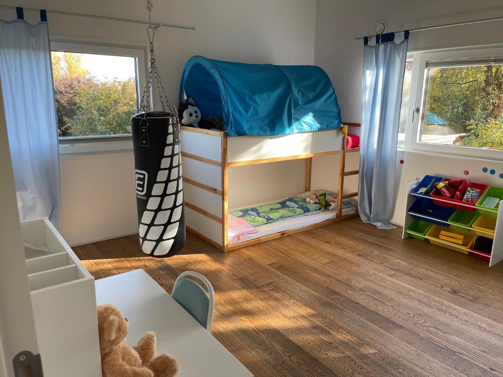 ein kleines Zimmer mit einem Etagenbett und einem Tisch in der Unterkunft Ferien- und Seminarhaus Seeger in Haunsheim