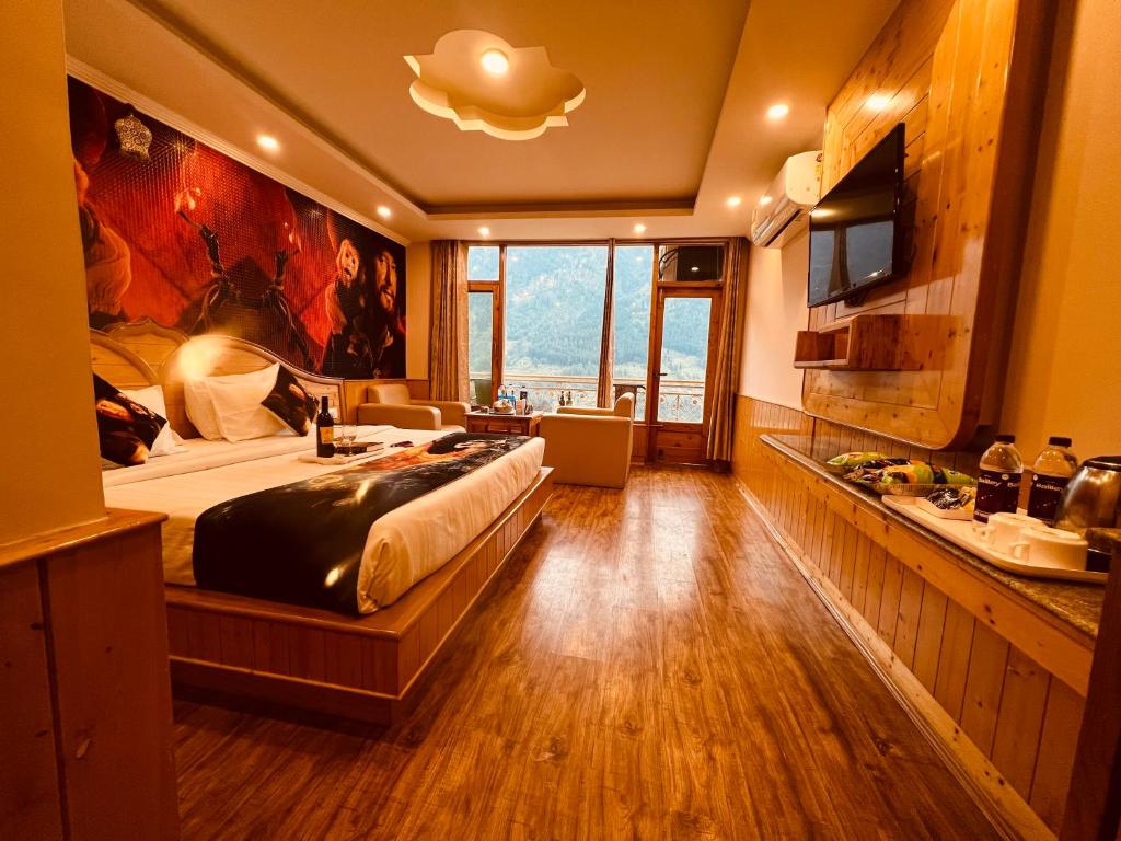 1 dormitorio con 1 cama grande y cocina en Hotel Old Smugglers with Balcony mountain view(A/C hot and Cold), en Manali