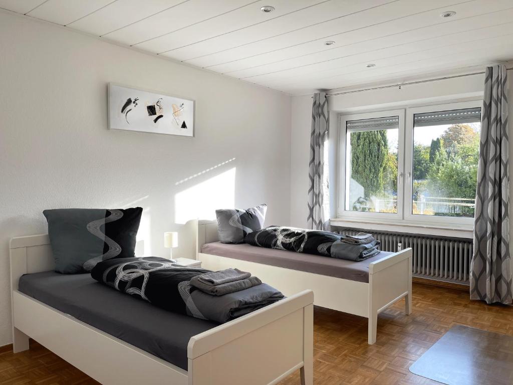 オスナブリュックにあるApartments for fitters I Schützenstr 4-12の窓が2つある部屋にベッドが2つある