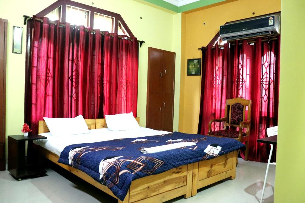 Un pat sau paturi într-o cameră la Urbanica Homestay