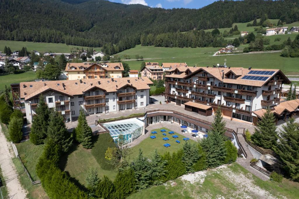 - une vue aérienne sur un bâtiment du complexe doté d'une piscine dans l'établissement Golf Hotel, à Folgaria