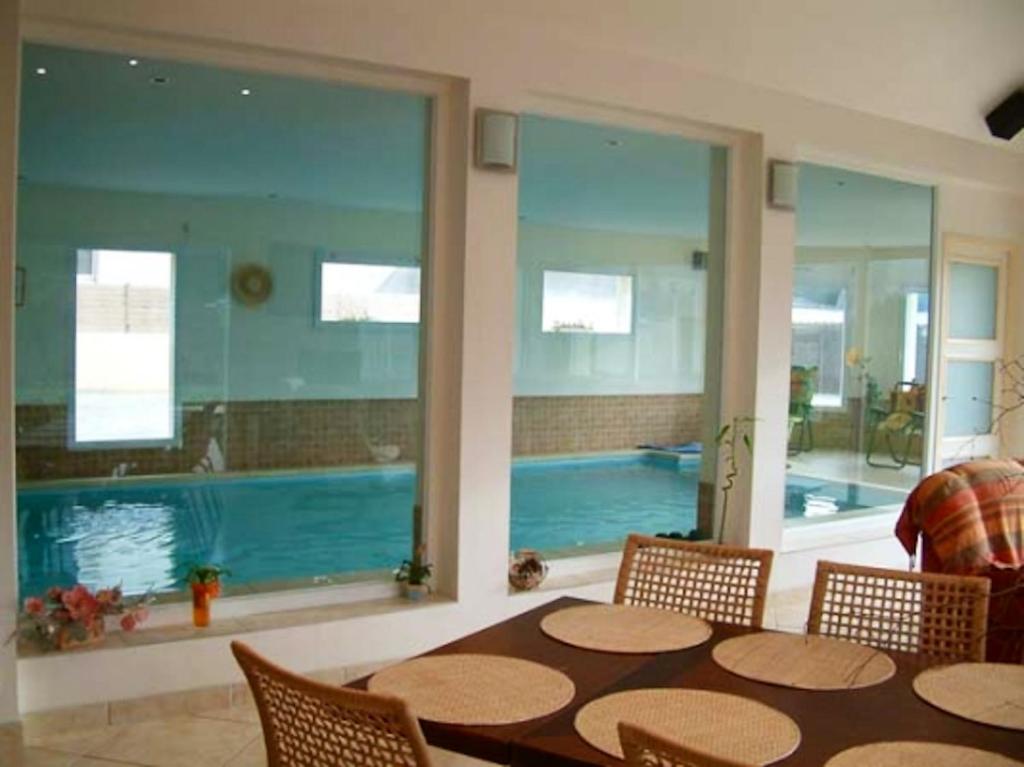 Bassein majutusasutuses Villa de 5 chambres avec piscine privee jacuzzi et jardin clos a Saint Nic või selle lähedal