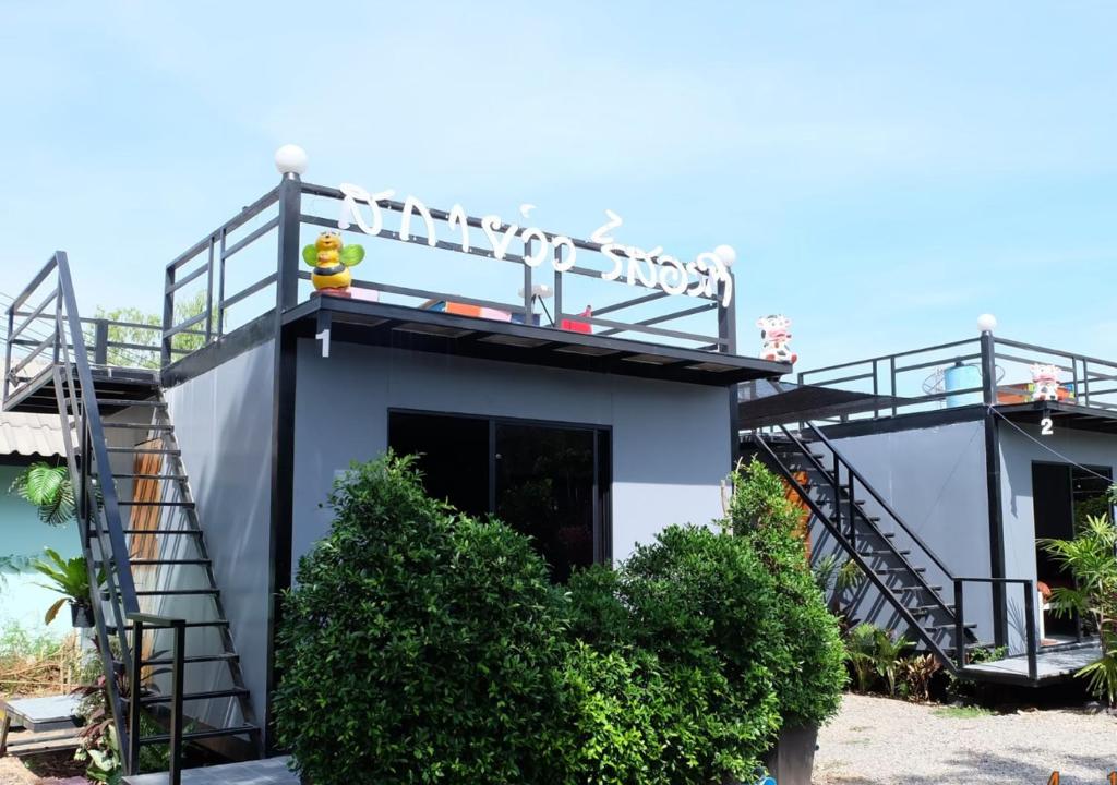 a building with a staircase on the side of it at สกายวิวรีสอร์ท ชัยนาท in Ban Khao Khayai (1)