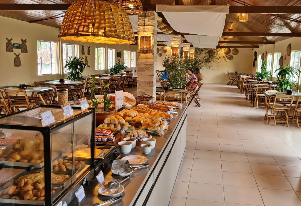 uma linha de buffet com muita comida em exposição em Arena Carneiros Hotel by AFT em Tamandaré