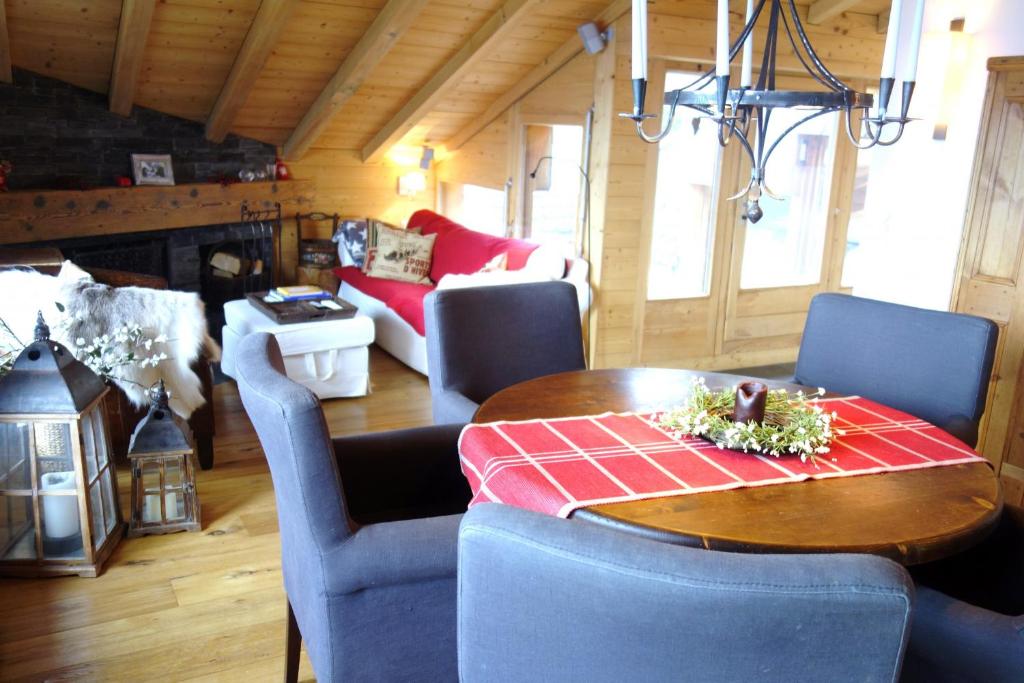 uma sala de estar com uma mesa e um sofá em Diableret 051 SUBLIME & MOUNTAIN apartment 6 pers by Alpvision Résidences em Veysonnaz